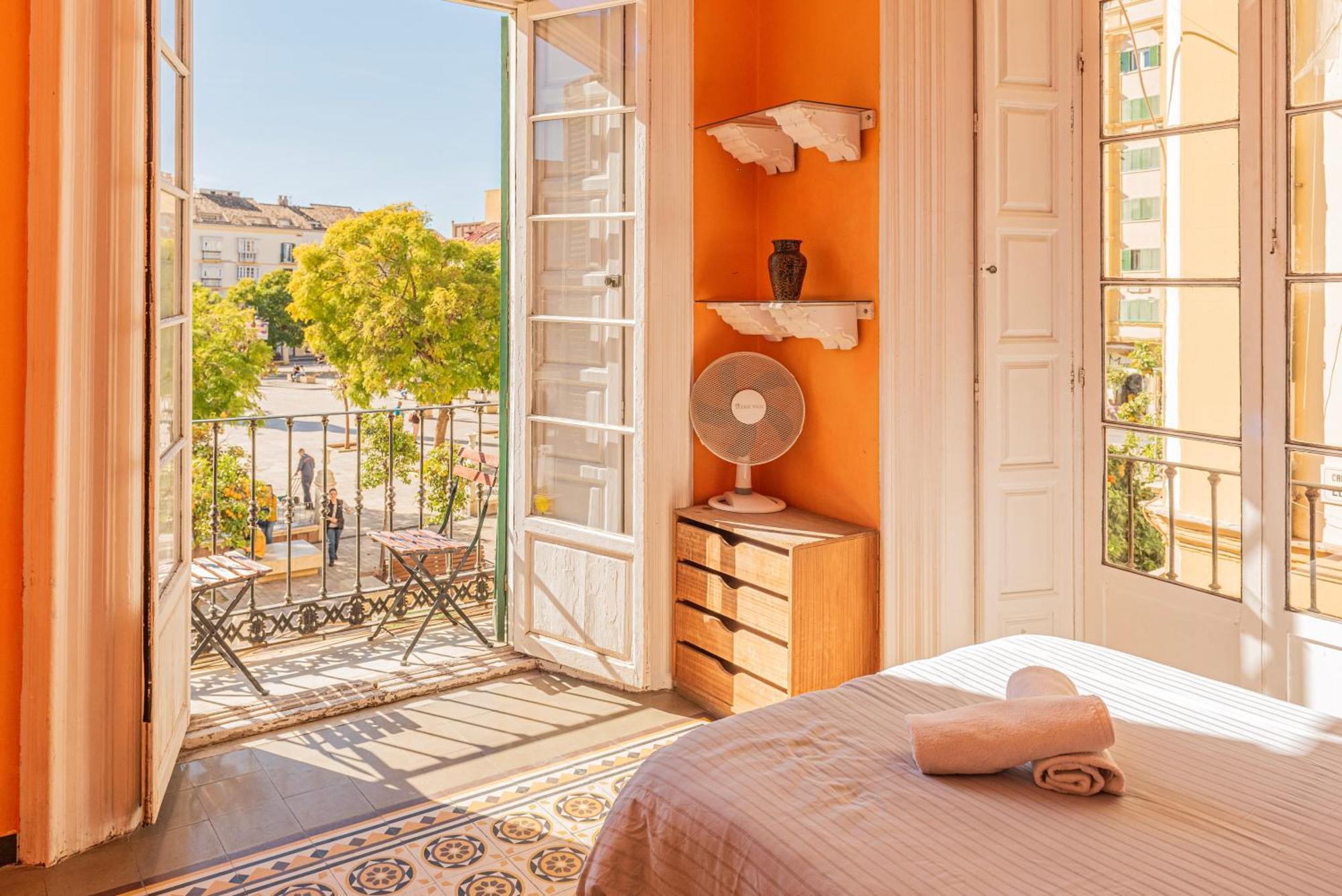Private Rooms In Historic Building On The Square Málaga Esterno foto