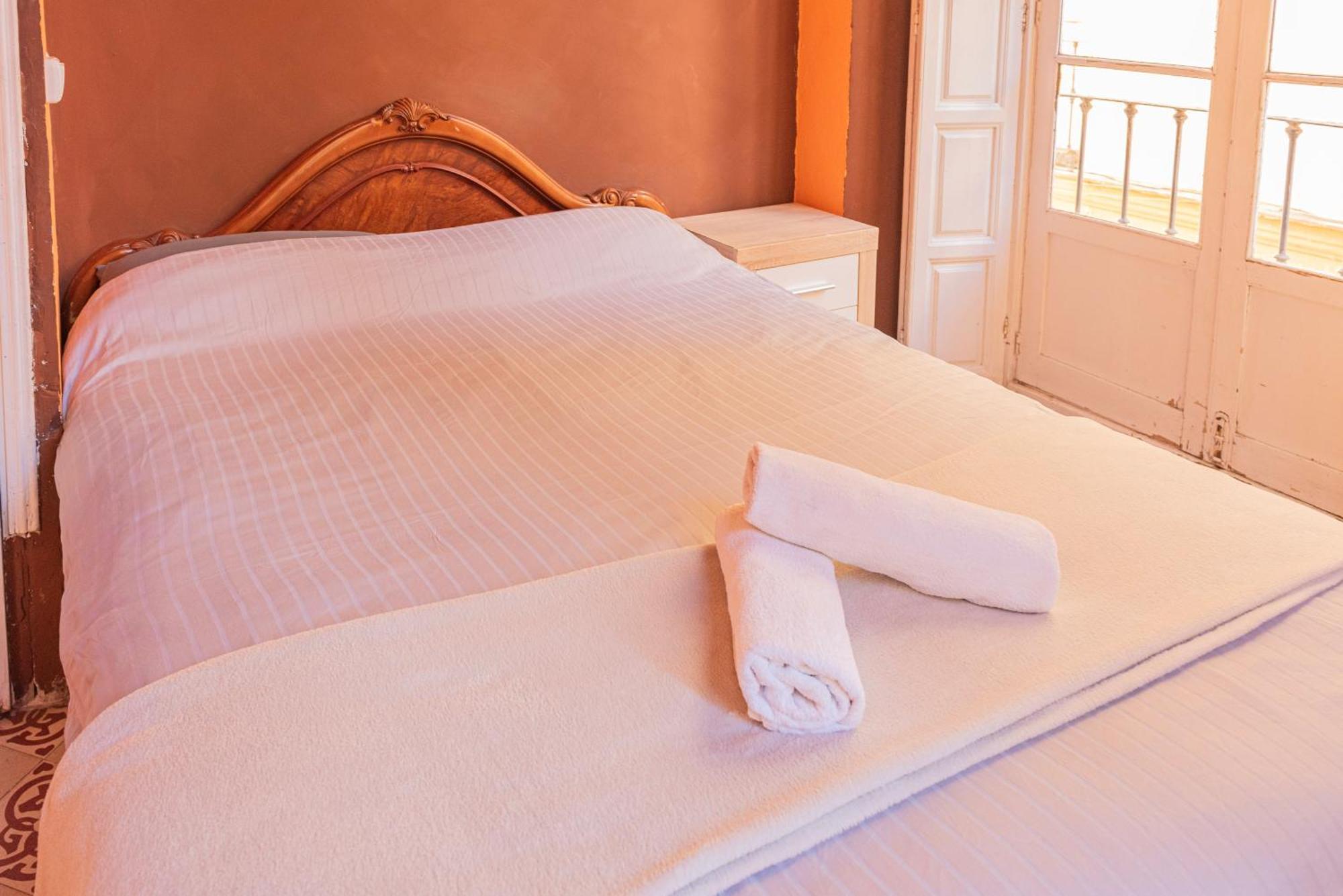 Private Rooms In Historic Building On The Square Málaga Esterno foto