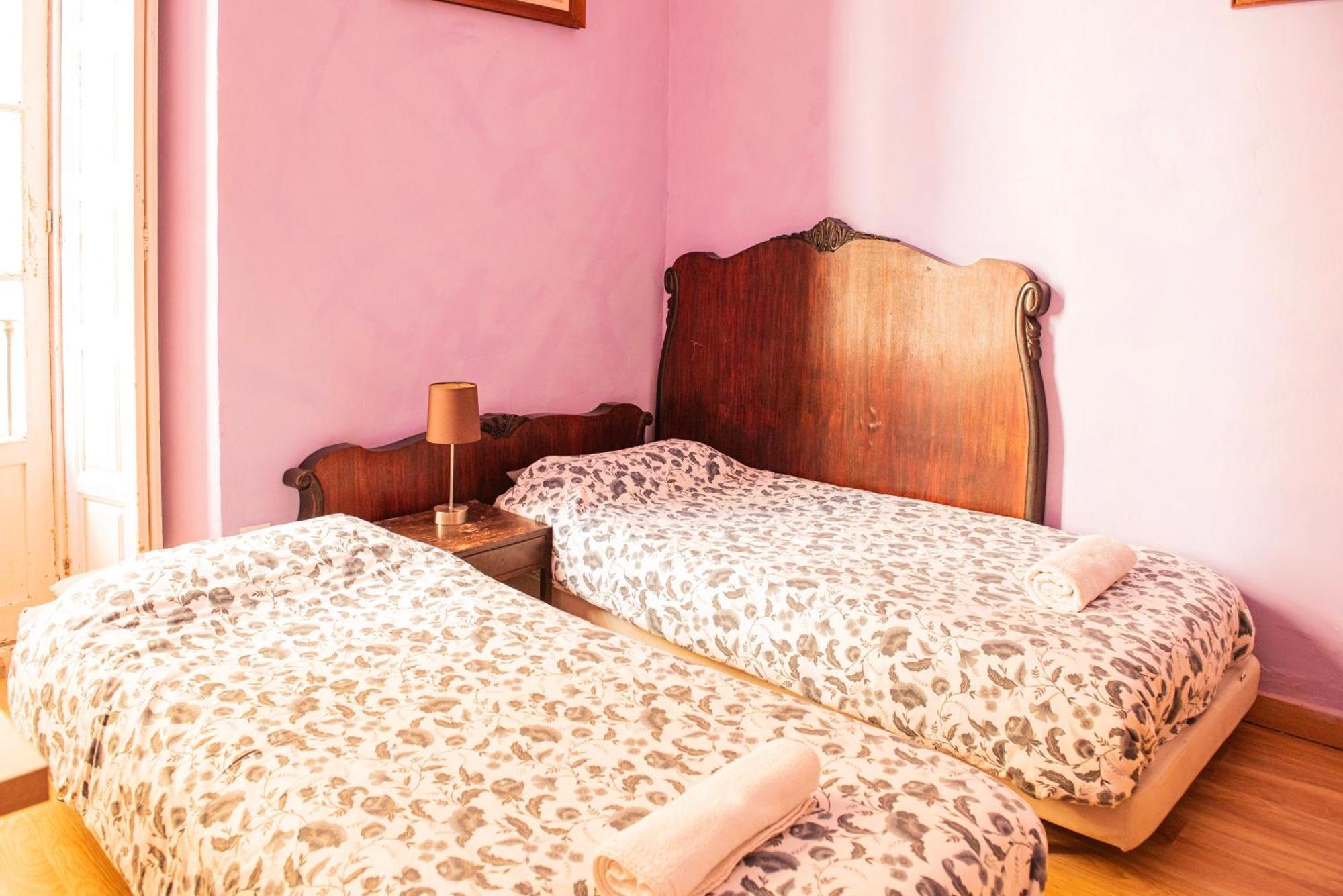 Private Rooms In Historic Building On The Square Málaga Esterno foto