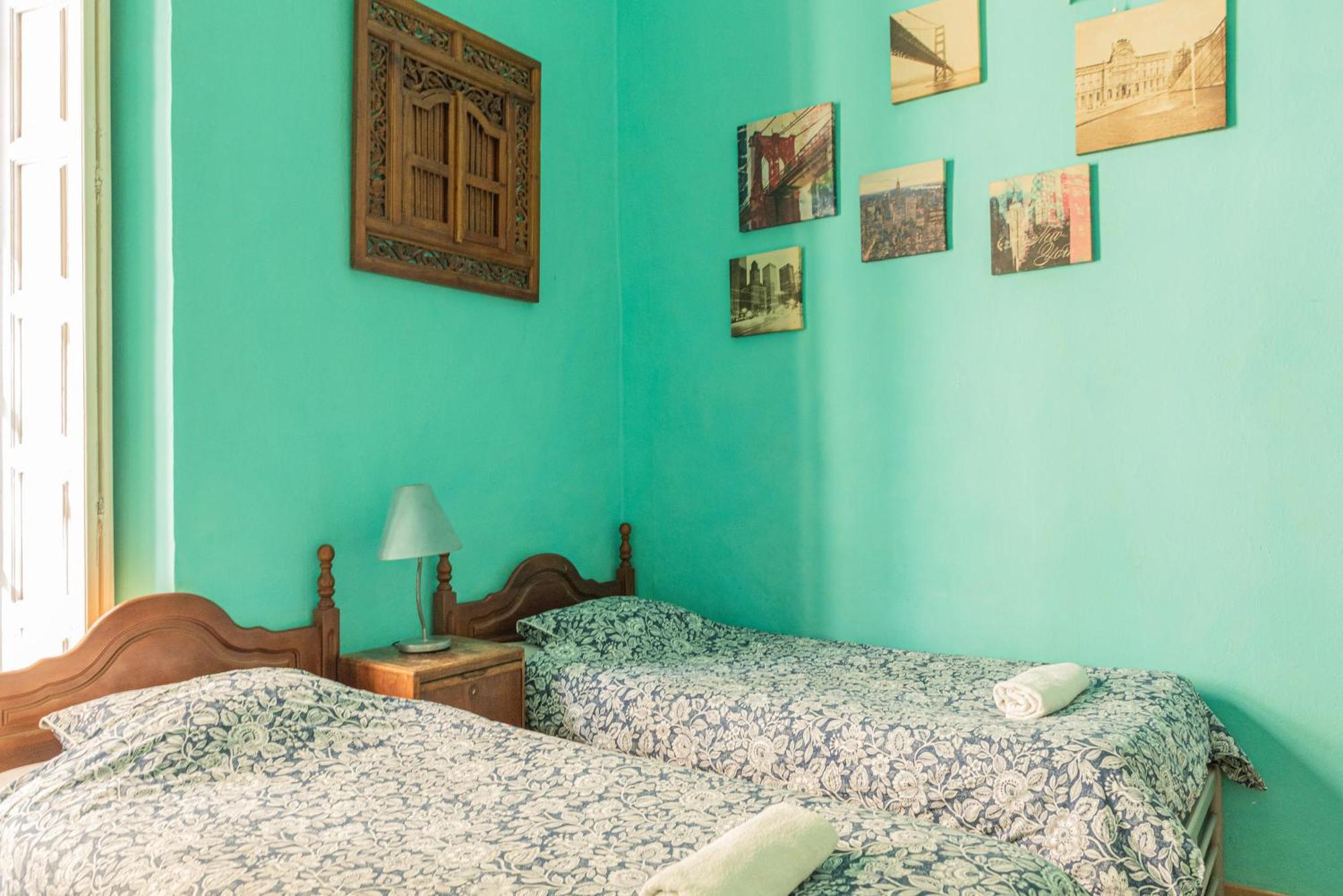 Private Rooms In Historic Building On The Square Málaga Esterno foto