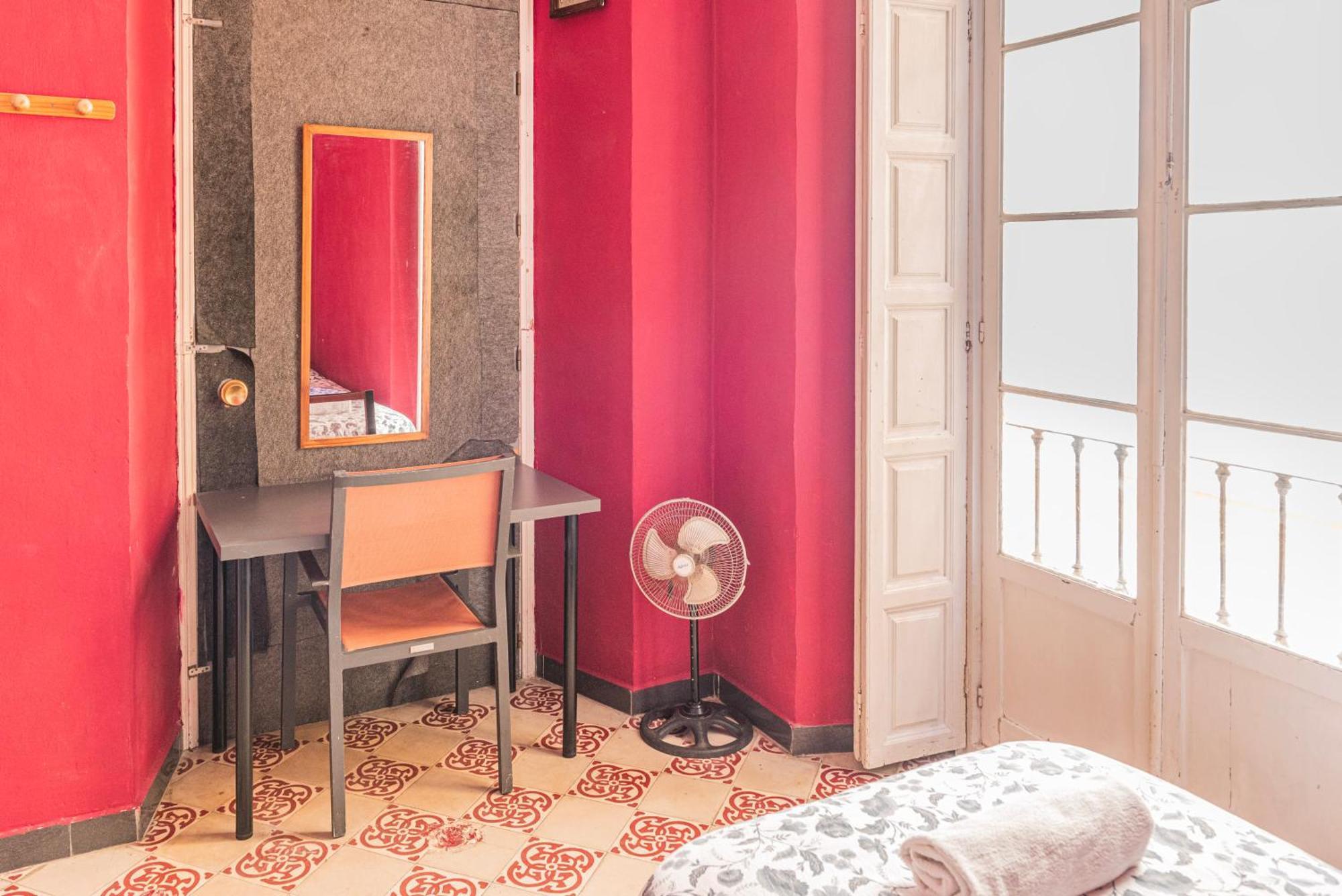 Private Rooms In Historic Building On The Square Málaga Esterno foto
