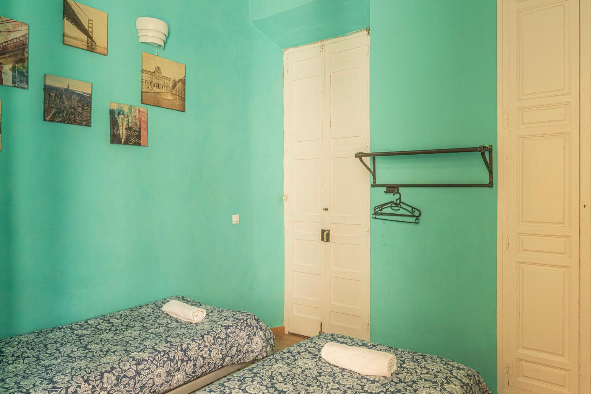 Private Rooms In Historic Building On The Square Málaga Esterno foto