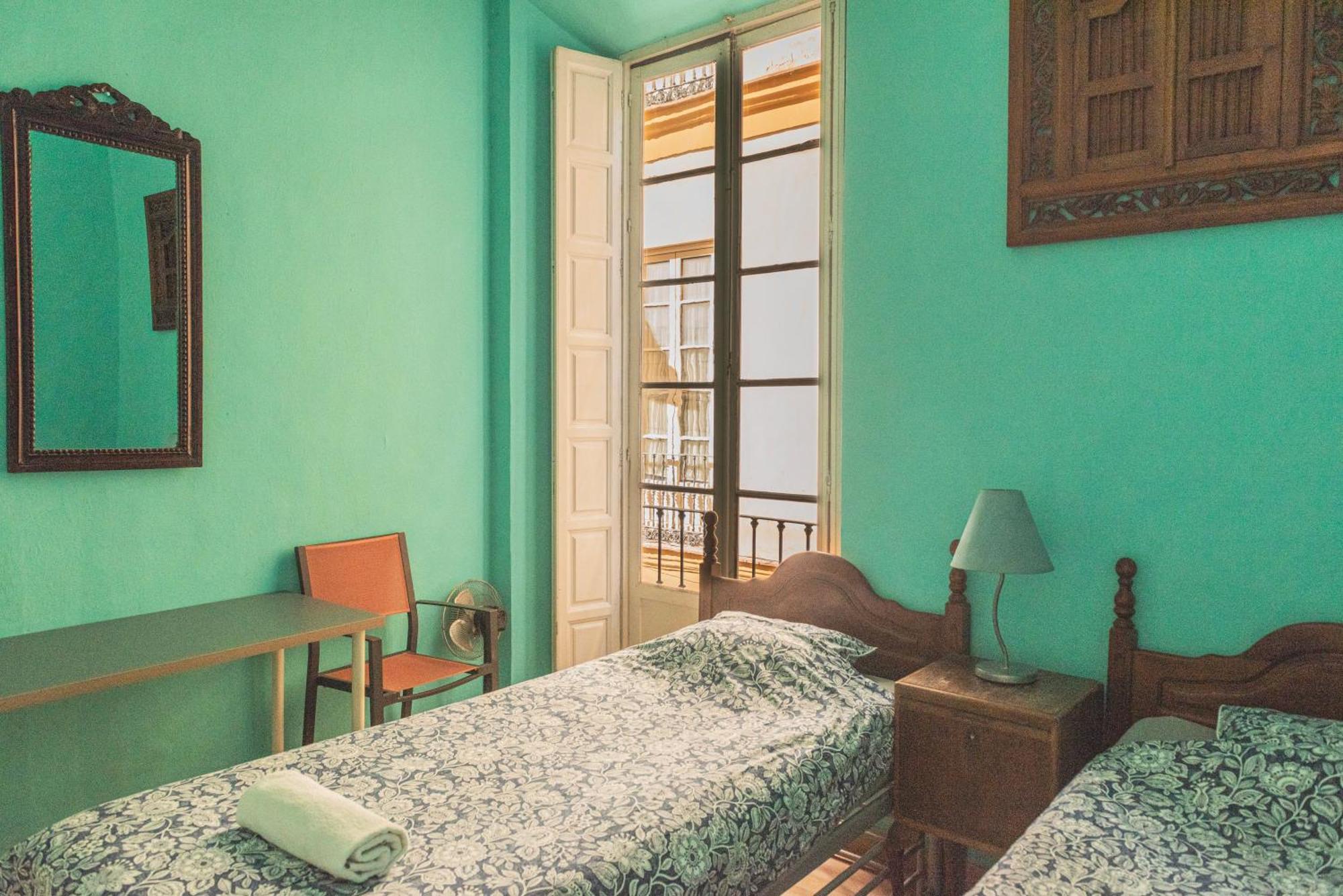 Private Rooms In Historic Building On The Square Málaga Esterno foto