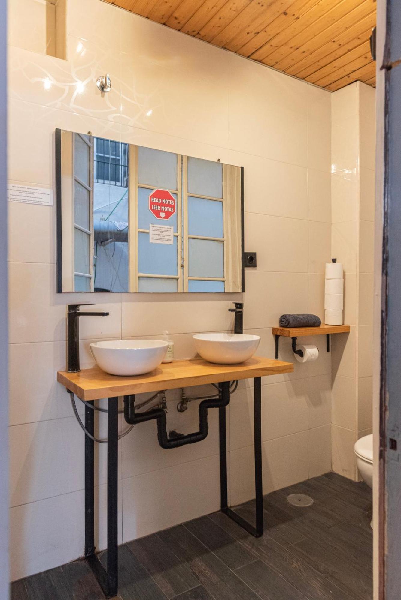 Private Rooms In Historic Building On The Square Málaga Esterno foto